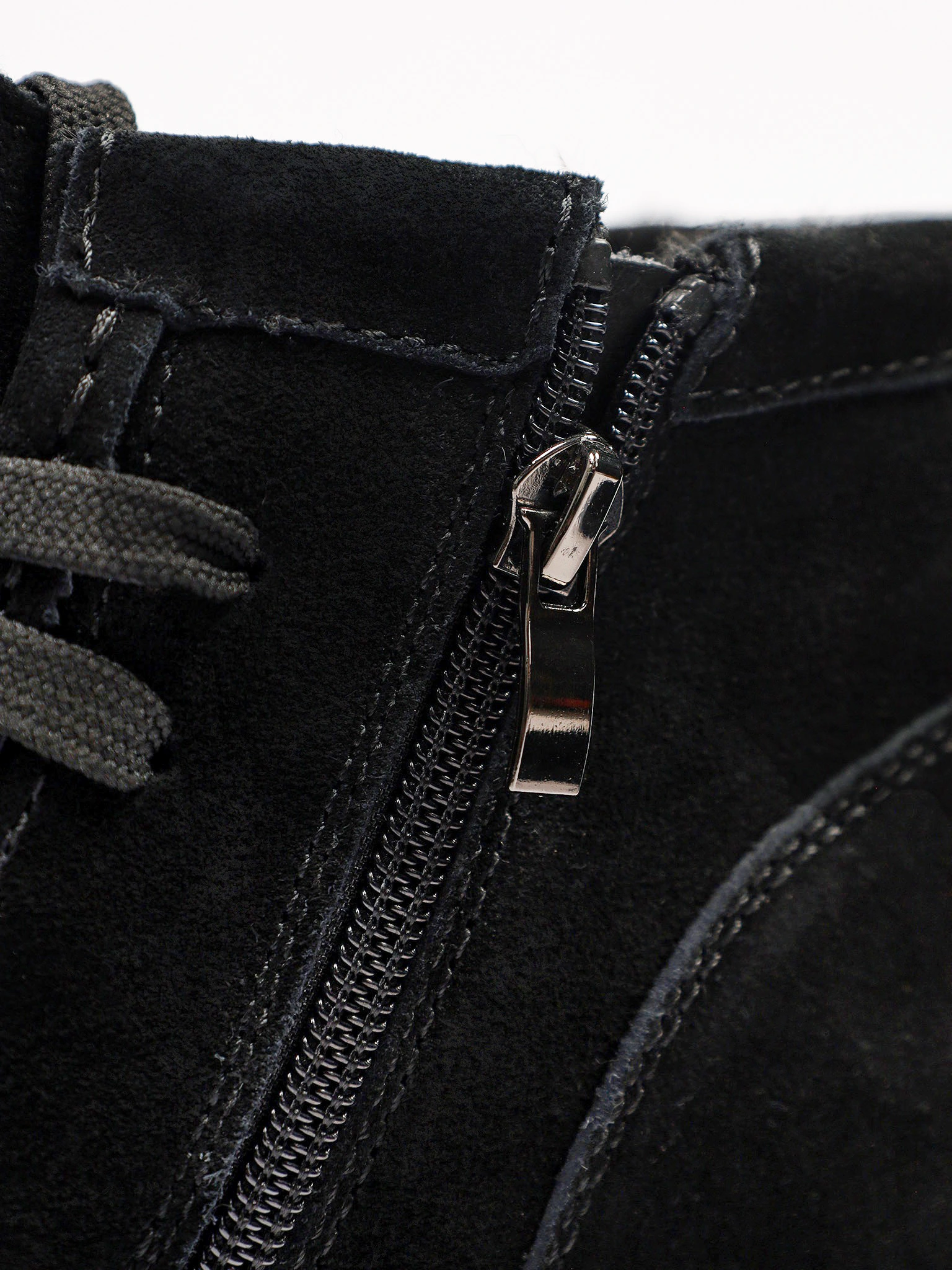 Ботинки черного цвета из натуральной замшы на средней платформе